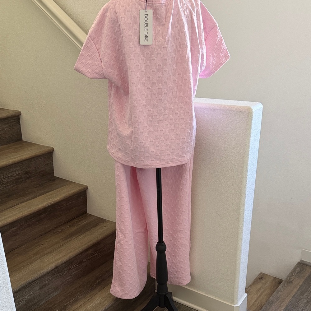 NWT Soft Pink Two-Piece Textured Travel Set - Short Sleeve,Wide Leg Ankle Pant - Picture 8 of 13